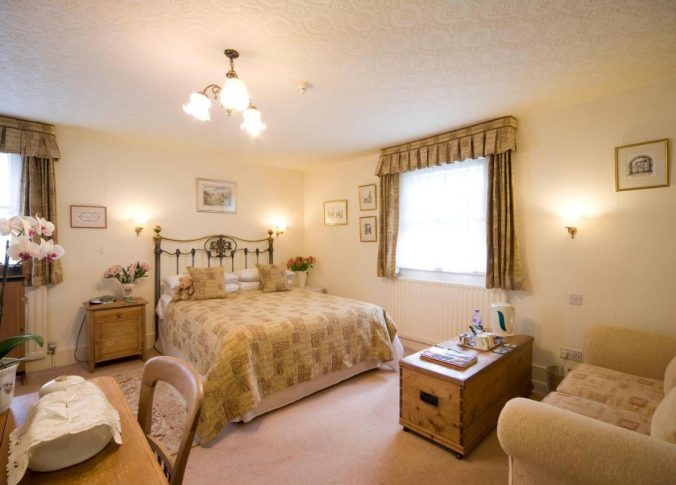 spacious Elfrida room at Park Cottage B&B Warwick