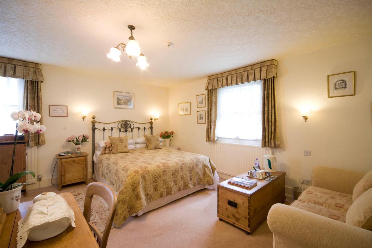 spacious Elfrida room at Park Cottage B&B Warwick