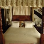 A four poster bed in Park Cottage