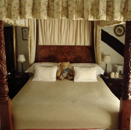 A four poster bed in Park Cottage