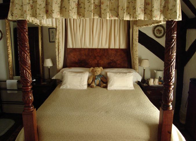 A four poster bed in Park Cottage