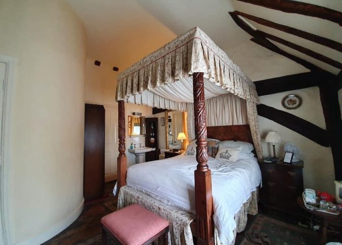 Four Poster Bed inside the Elizabeth room