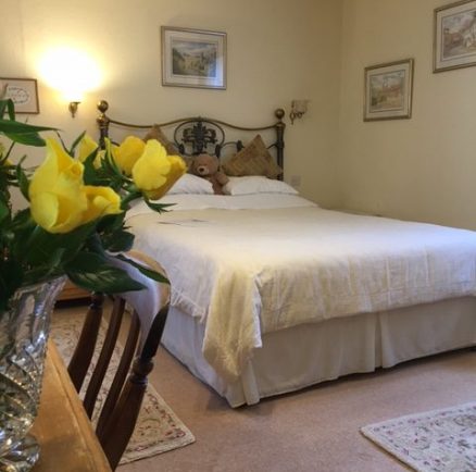 A double bed in Park Cottage