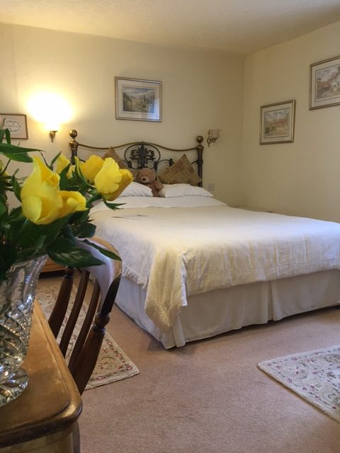 A double bed in Park Cottage