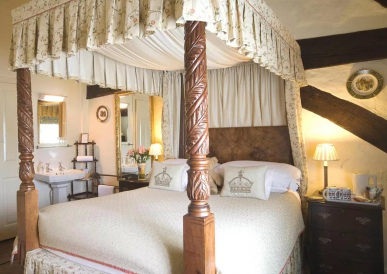 Four Poster Bed in Park Cottage