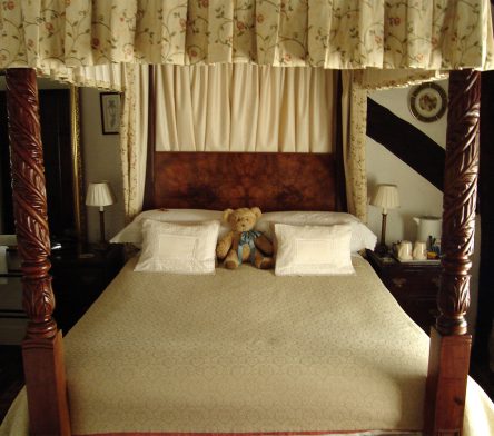 Four Poster Bed in Park Cottage