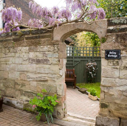 The archway leading into Daisy Cottage